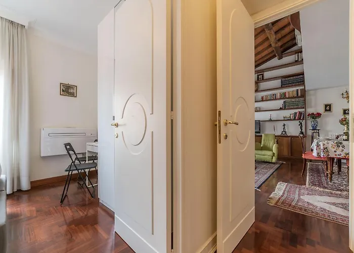 Quiet And Classic On Two Floors, By Trevi Fountain - Fromhometorome רומא