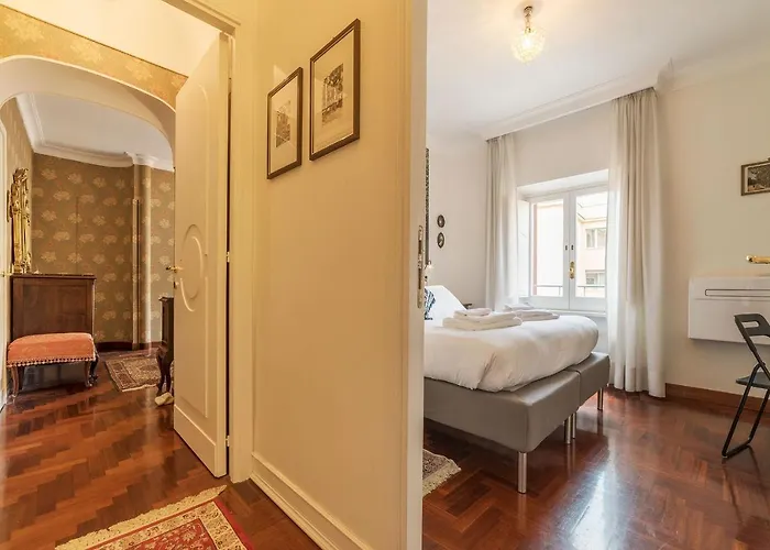 Quiet And Classic On Two Floors, By Trevi Fountain - Fromhometorome * רומא