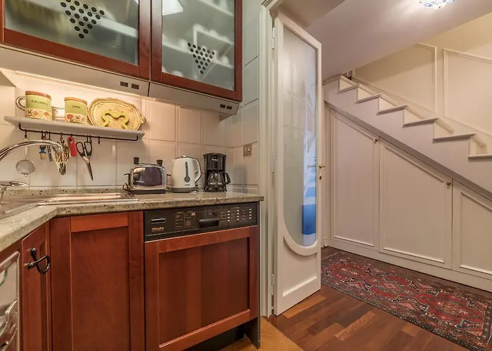 Quiet And Classic On Two Floors, By Trevi Fountain - Fromhometorome רומא