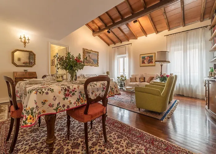 Quiet And Classic On Two Floors, By Trevi Fountain - Fromhometorome * רומא